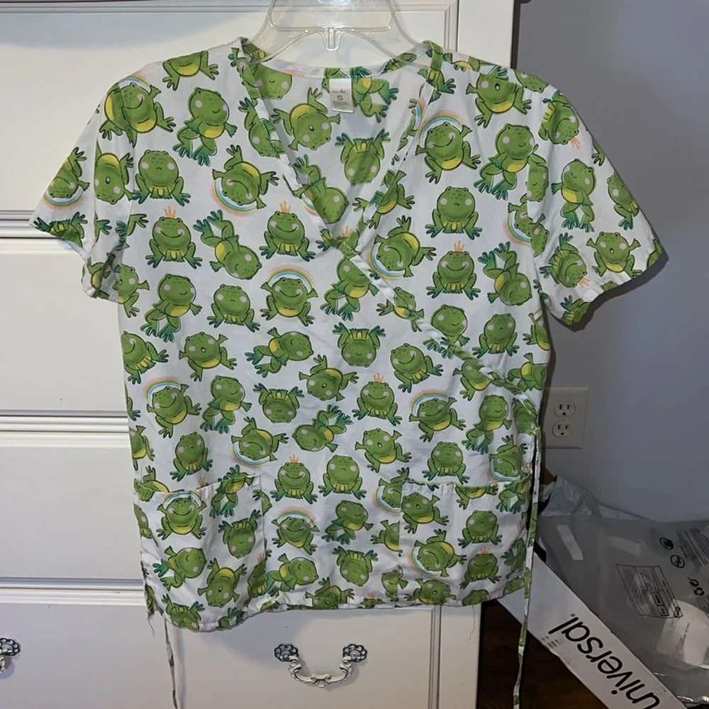 Frog scrub top! - Picture 2 of 8